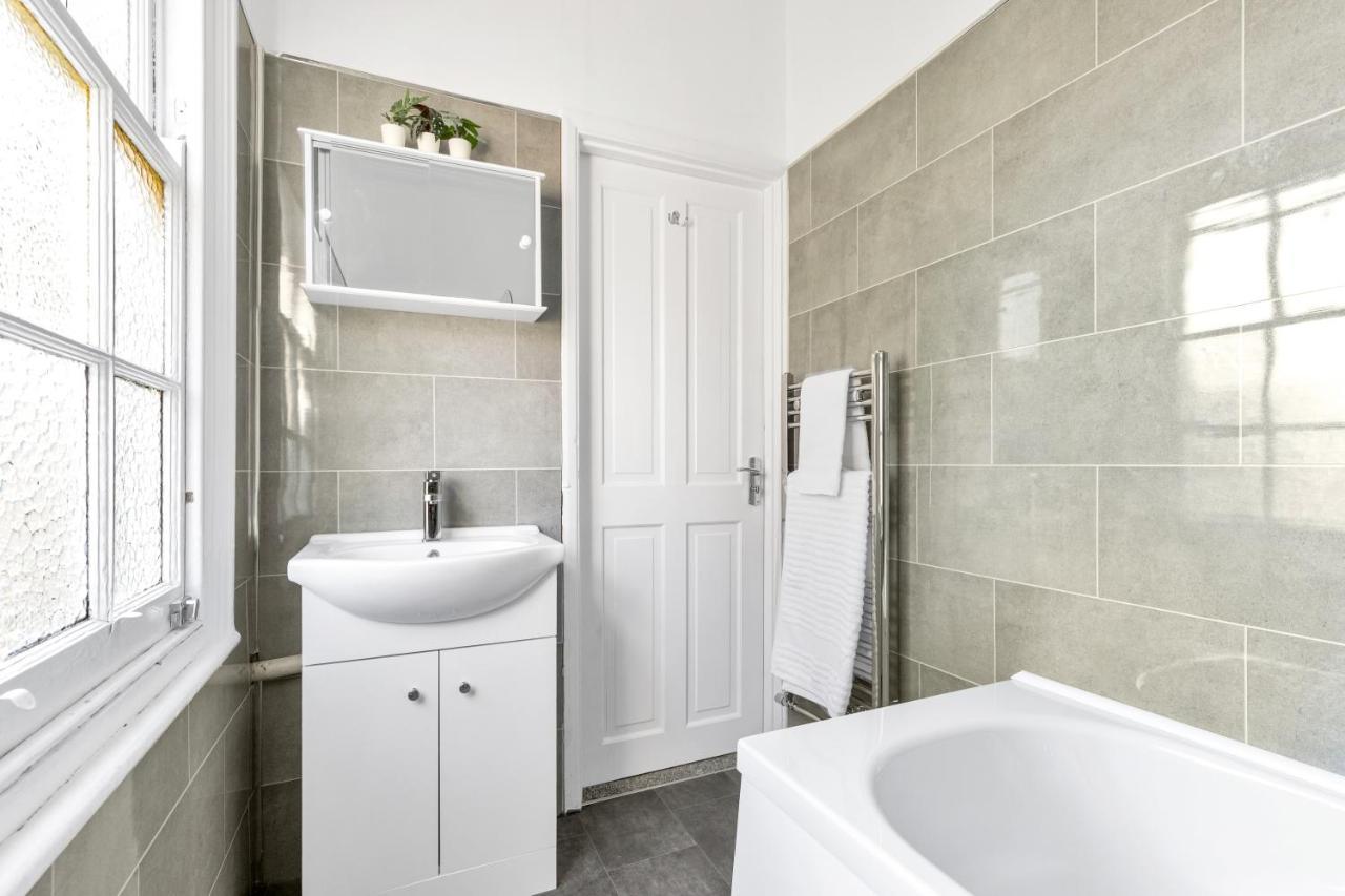 Modern Two Bedroom Apartment With Free Parking! London Bagian luar foto