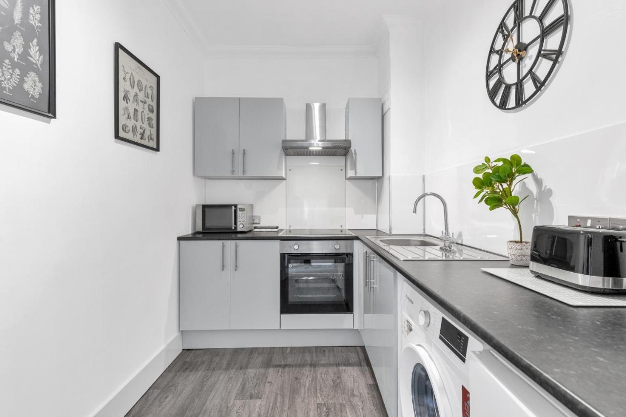 Modern Two Bedroom Apartment With Free Parking! London Bagian luar foto