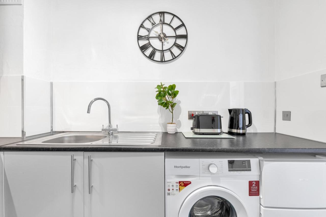 Modern Two Bedroom Apartment With Free Parking! London Bagian luar foto
