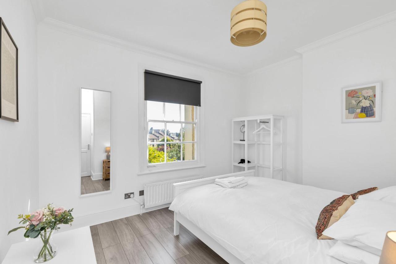Modern Two Bedroom Apartment With Free Parking! London Bagian luar foto