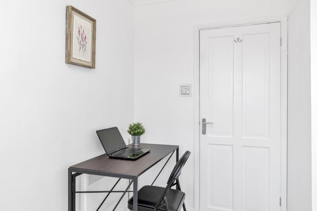 Modern Two Bedroom Apartment With Free Parking! London Bagian luar foto