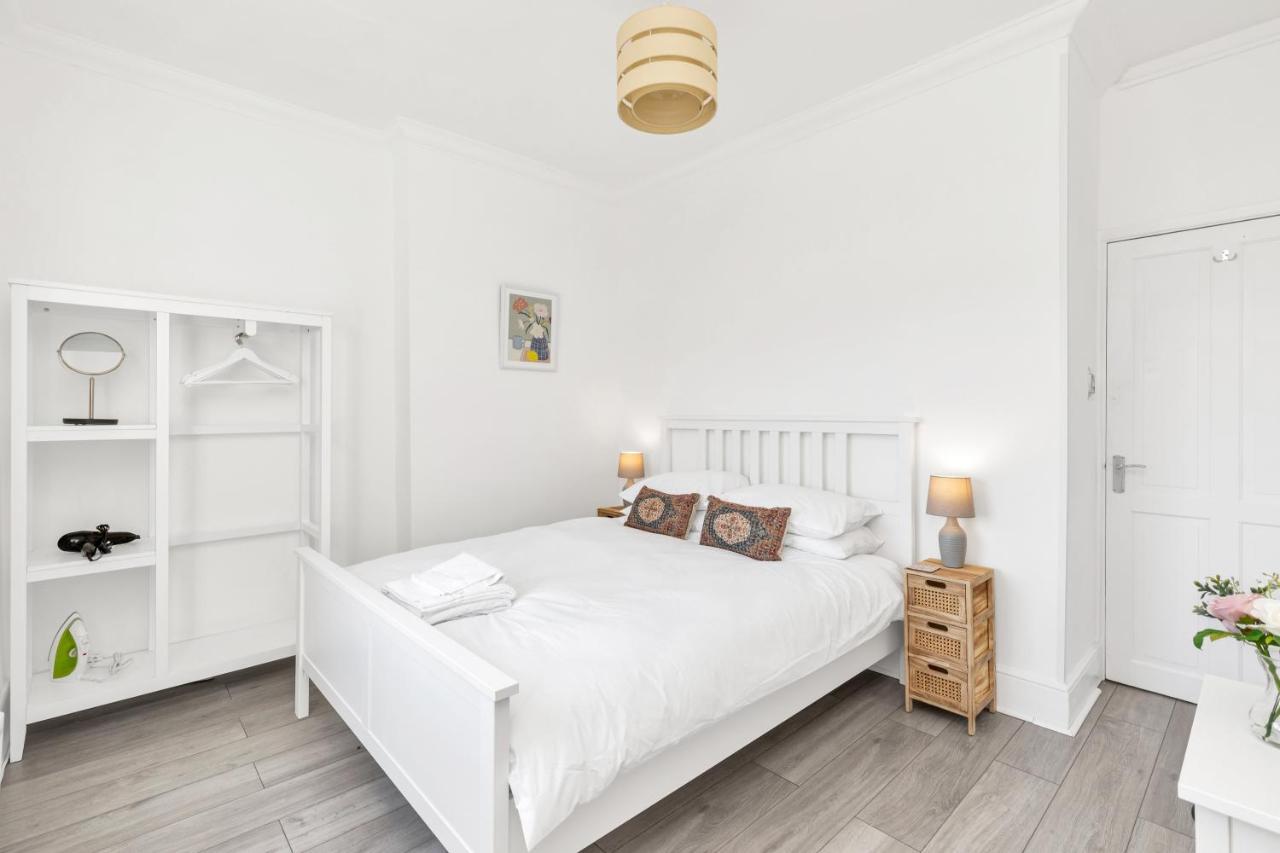 Modern Two Bedroom Apartment With Free Parking! London Bagian luar foto
